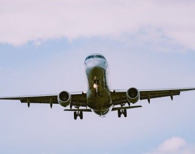 samolot lecący na tle chmur