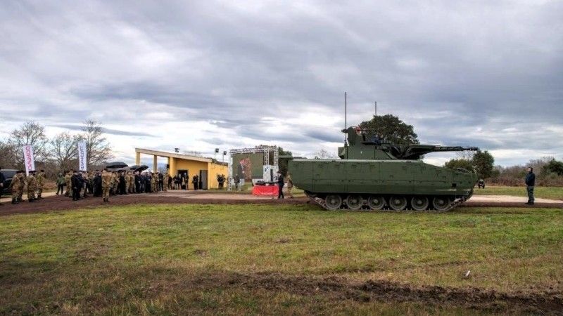 Wypożyczony od Węgier bojowy wóz piechoty KF41 Lynx podczas testów na włoskim poligonie Nettuno.