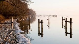 Szeroka tafla jeziora zimą