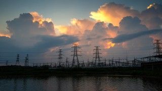 Linie energetyczne na tle zachmurzonego nieba