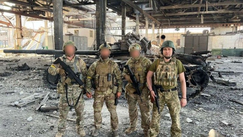 Generał porucznik Kyryło Budanow dokonuje inspekcji jednostki HUR w Siewierodoniecku, czerwiec 2022 roku.