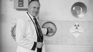 Czarno-białe zdjęcie przedstawiające profesora Andrzeja Strupczewskiego