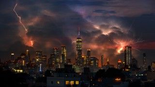 Dramatyczny widok na nocne miasto, błyskawice i ciężkie chmury