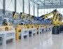 Fabryka samochodów, roboty składają karoserie