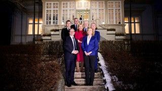 Politycy stoją na schodach budynku, pozują do zdjęcia