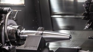 Stalowy korpus 155 mm pocisku odłamkowo-burzącego LU 220 na linii produkcyjnej w KNDS France.