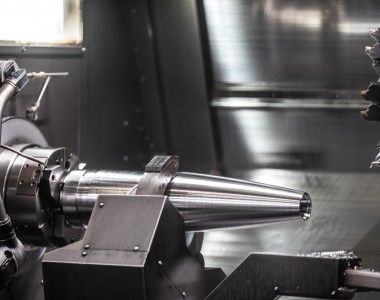 Stalowy korpus 155 mm pocisku odłamkowo-burzącego LU 220 na linii produkcyjnej w KNDS France.