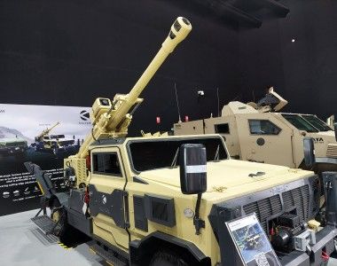 IDEX 2025: Indyjska haubica samobieżna kal. 105 mm Garuda 105-V2