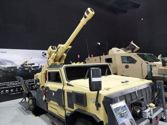 IDEX 2025: Indyjska haubica samobieżna kal. 105 mm Garuda 105-V2