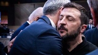 Prezydent Ukrainy Wołodymyr Zełenski i były sekretarz generalny NATO Jens Stoltenberg podczas uroczystości upamiętniającej 3. rocznicę rosyjskiej inwazji na Ukrainę, 24 lutego 2025 roku.