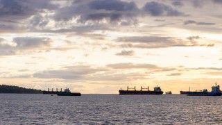 Widok boczny na kontenerowce na morzu