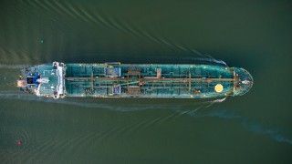 Widok z lotu ptaka na tankowiec na morzu