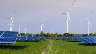 Panele słoneczne i turbiny wiatrowe w tle