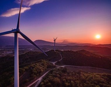 Turbiny wiatrowe we Włoszech na tle zachodzącego słońca