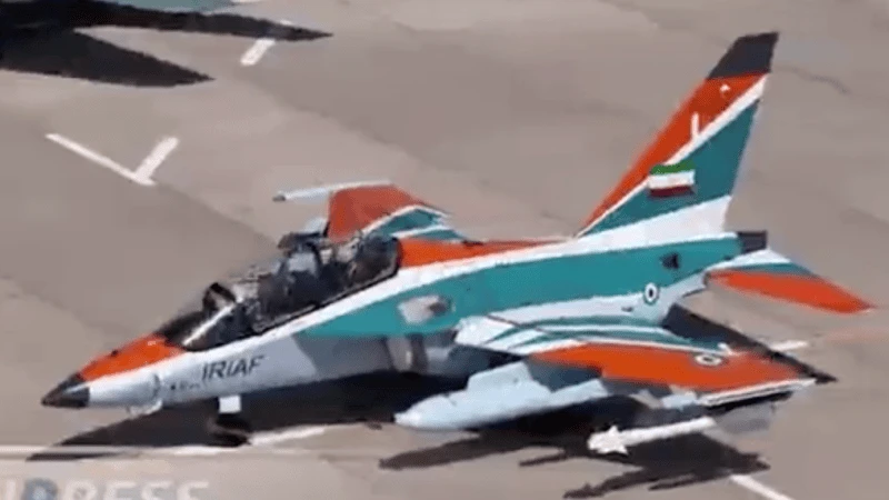 Irański Jak-130, widoczny pocisk R-73