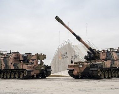 Australijska armatohaubica samobieżna AS9 Huntsman (wariant koreańskiej K9 Thunder) i wóz amunicyjny AS10 AARV w zakładzie Hanwha Armoured Vehicle Centre of Excellence (H-ACE) w Geelong w stanie Wiktoria.