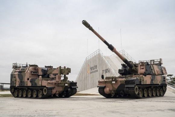 Australijska armatohaubica samobieżna AS9 Huntsman (wariant koreańskiej K9 Thunder) i wóz amunicyjny AS10 AARV w zakładzie Hanwha Armoured Vehicle Centre of Excellence (H-ACE) w Geelong w stanie Wiktoria.