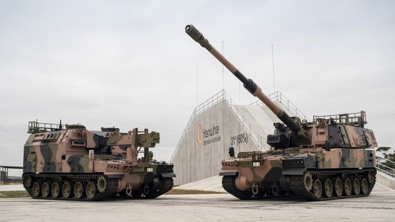 Australijska armatohaubica samobieżna AS9 Huntsman (wariant koreańskiej K9 Thunder) i wóz amunicyjny AS10 AARV w zakładzie Hanwha Armoured Vehicle Centre of Excellence (H-ACE) w Geelong w stanie Wiktoria.