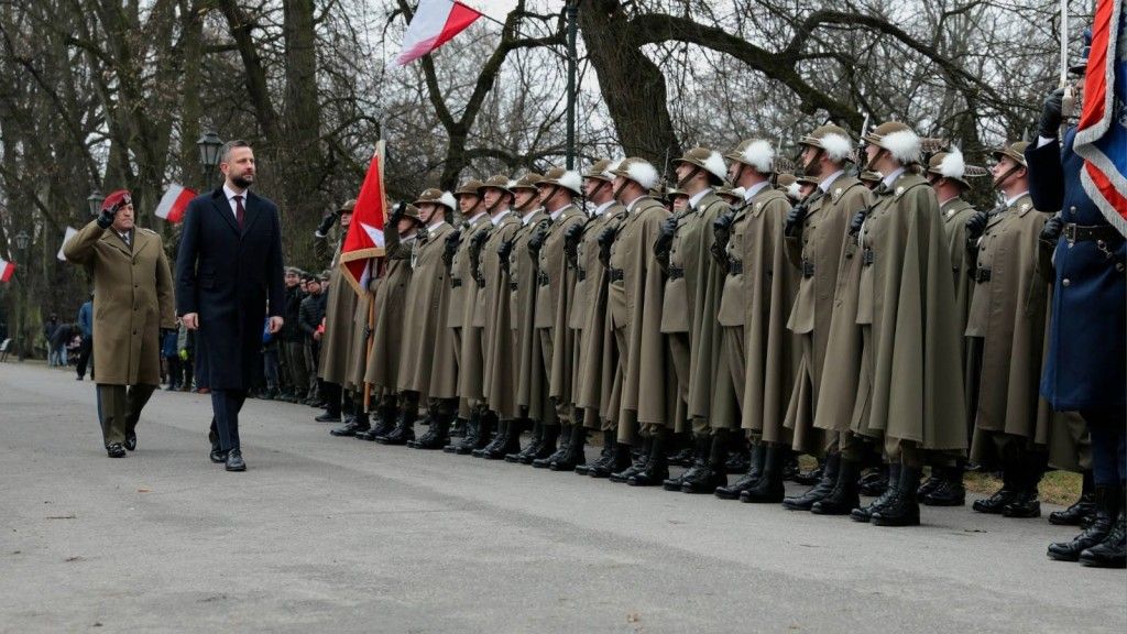 Szef MON: Przychodzimy dziś, żeby pochylić głowy przed niezłomnymi