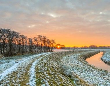Zachód słońca nad strumykiem, oszroni ona trawa i drzewa