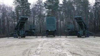 Elementy zestawu Patriot pozyskane na rzecz Wojska Polskiego w ramach pierwszej fazy programu Wisła: wyrzutnie M903 (po lewej i prawej) oraz radiolokator AN/MPQ-53.