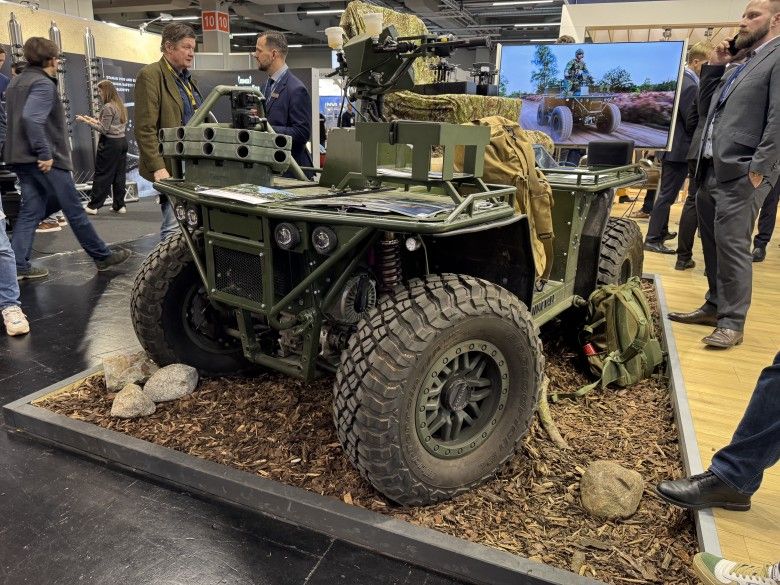 Quad Ermine firmy Rheinmetall Defence Nederland B.V. posiada napęd hybrydowy: diesel-elektryczny.