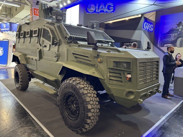 Opncerzony pojazd typu MRAM Guardian Xtreme firmy International Armored Group bazuje na podwoziu Forda F-550.