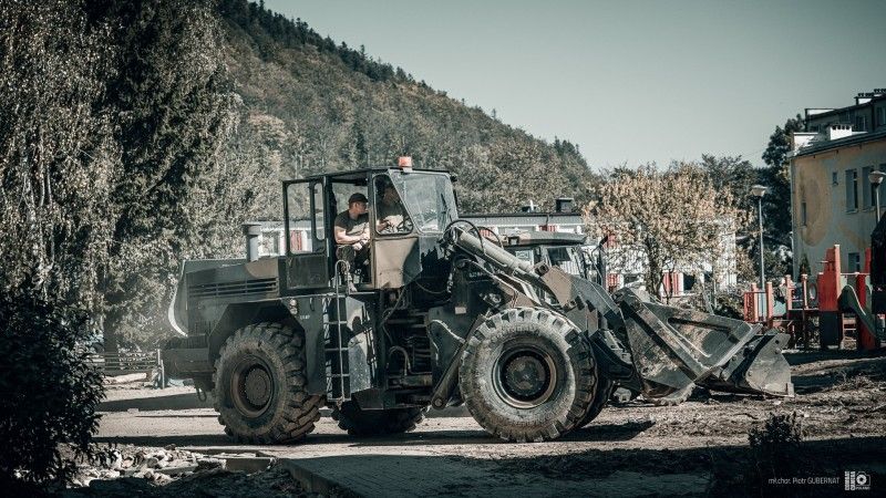 Wojskowy sprzęt inżynieryjny podczas Operacji Feniks na terenach popowodziowych, wrzesień 2024 roku.