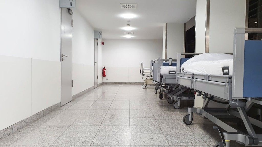 Zhakowano szpital MSWiA w Krakowie. Służby wspierają placówkę