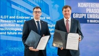 Dyrektor ILOT Sylwester Wyka oraz Dyrektor Generalny Embraera Francisco Gomes Neto