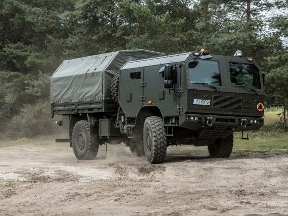 Jelcz 442.32 S22 z długą, opancerzoną kabiną.