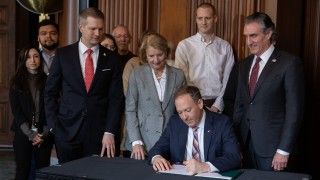 Szef EPA Lee Zeldin podpisujący dokument