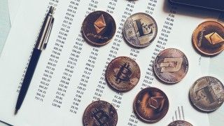 Kryptowaluty w monetach rozłożone na tabeli kursu wymiany