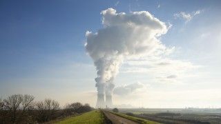 Elektrownia jądrowa po środku pola