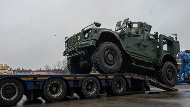 Opancerzone pojazdy minoodporne M-ATV przeznaczone dla PKW KFOR transportowane przez żołnierzy 1. Pomorskiej Brygady Logistycznej.