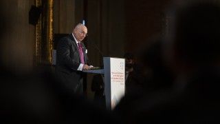 Rosyjski oligarcha Wiaczesław Mosze Kantor przemawiający podczas konferencji.