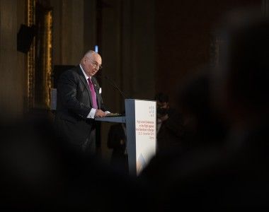Rosyjski oligarcha Wiaczesław Mosze Kantor przemawiający podczas konferencji.