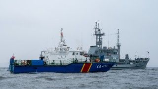 Jednostka patrolowa SG-111 z zamontowanym na dziobie wielkokalibrowym karabinem maszynowych WKM-Bm.