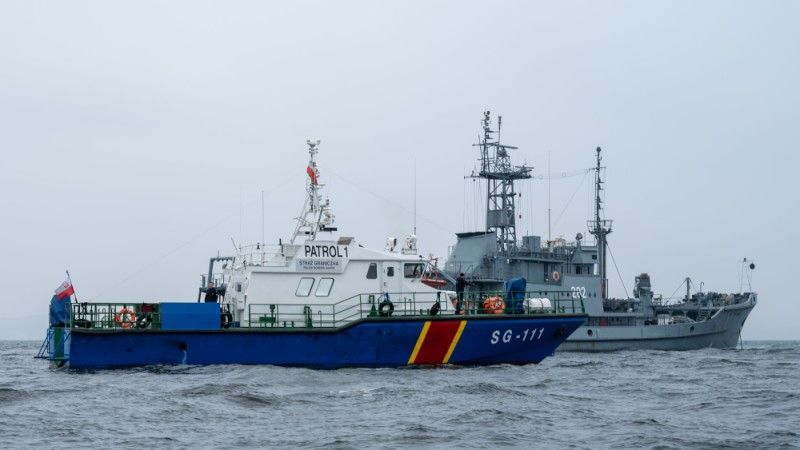 Jednostka patrolowa SG-111 z zamontowanym na dziobie wielkokalibrowym karabinem maszynowych WKM-Bm.