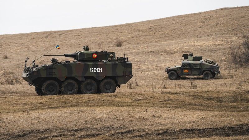 Rumuński kołowy bojowy wóz piechoty Piranha V oraz wielozadaniowy pojazd HMMWV należący do armii Macedonii Północnej.
