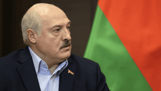 Działania propagandowe wymierzone w niezależne media mające na celu tłumienie ich działalności związane są z obawami Łukaszenki przed utratą władzy