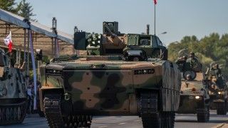 Bojowy wóz piechoty Borsuk na defiladzie „Silna Biało-Czerwona” z okazji Święta Wojska Polskiego, Warszawa, 15 sierpnia 2024 roku.