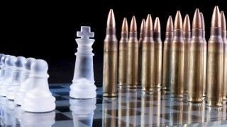 Naboje i pionki na planszy do gry w szachy.