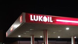 Rosyjski koncern naftowy Lukoil został zaatakowany oprogramowaniem ransomware. Infrastruktura krytyczna nie miała zostać dotknięta, jednak sama firma została sparaliżowana.