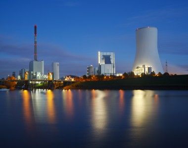 Elektrownia jądrowa nocą.