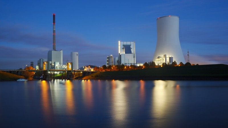 Elektrownia jądrowa nocą.