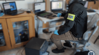 Policja zatrzymała kilka osób podejrzanych o utrudnianie dostępu do systemu rezerwacji wizyt w urzędzie dla cudzoziemców