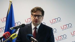 Prezes UODO Mirosław Wróblewski zawiadamia Prokuraturę w sprawie publikacji danych Ewy Wrzosek i 4 innych osób przez użytkowników portalu X. Jest to efekt działań redakcji CyberDefence24.