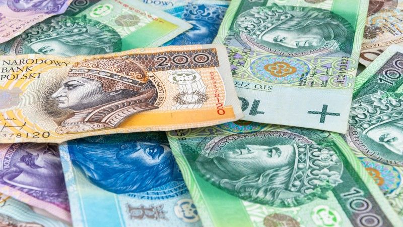 Rozrzucone banknoty w walucie polski złoty.