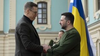 Prezydent Finlandii Alexander Stubb i prezydent Ukrainy Wołodymyr Zełenski.